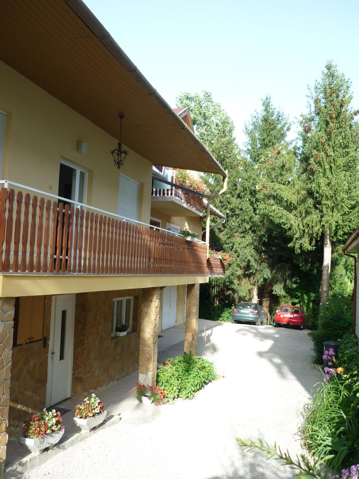 Отель Attila Apartmanhaz Хевиз Экстерьер фото