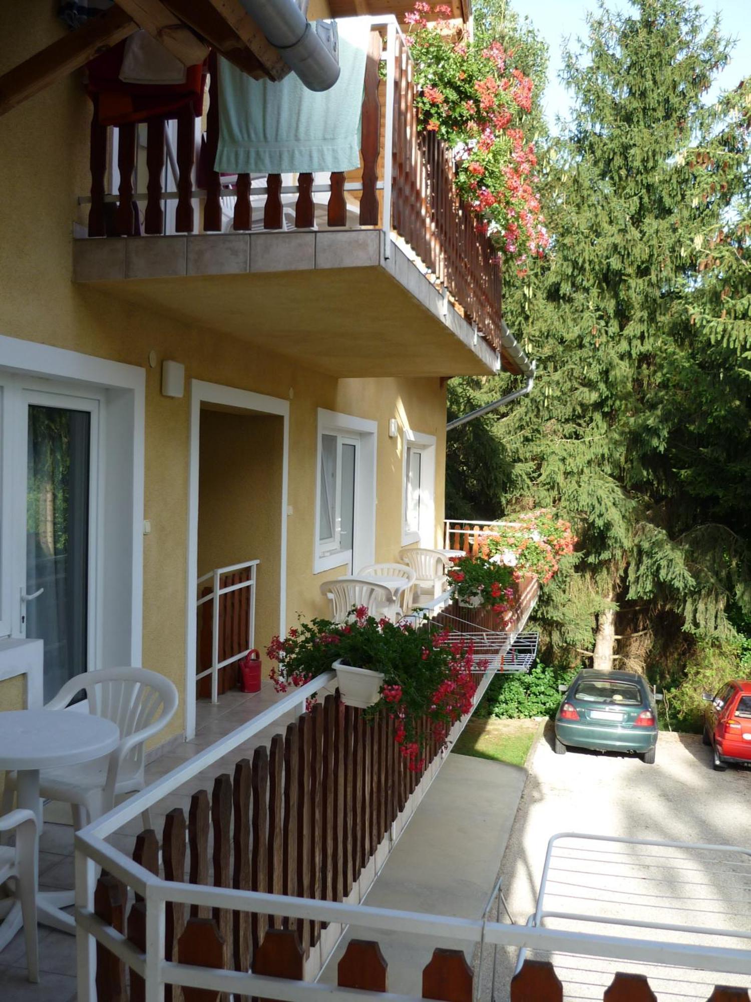 Отель Attila Apartmanhaz Хевиз Экстерьер фото