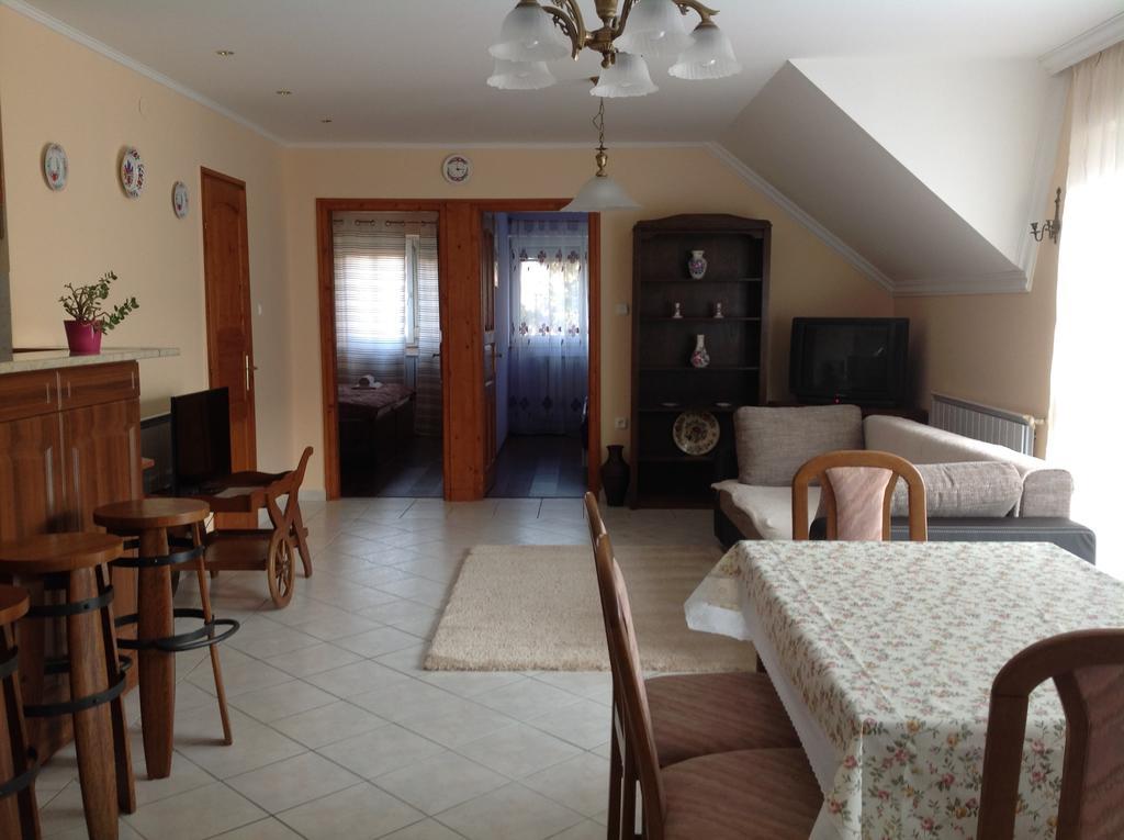 Отель Attila Apartmanhaz Хевиз Номер фото