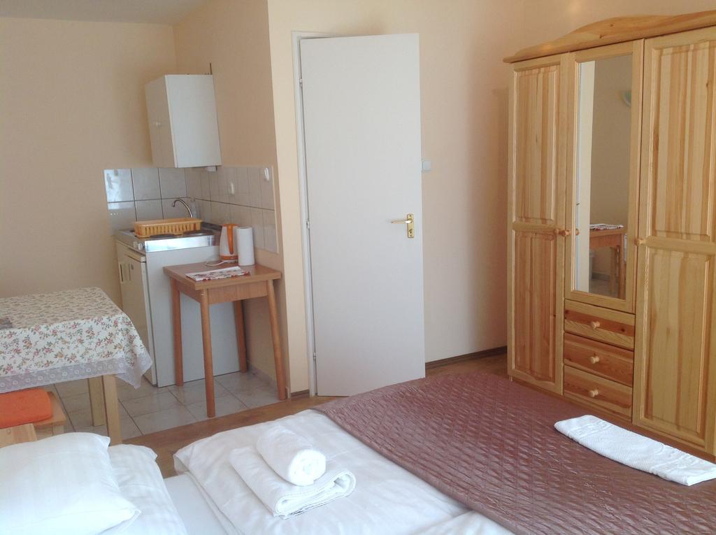 Отель Attila Apartmanhaz Хевиз Экстерьер фото